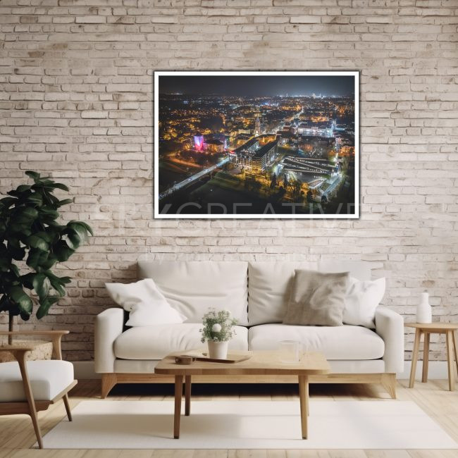 Plakat: Panorama Oświęcimia Nocą – Spektakularny Widok z Lotu Ptaka na Stare Miasto i Zamek